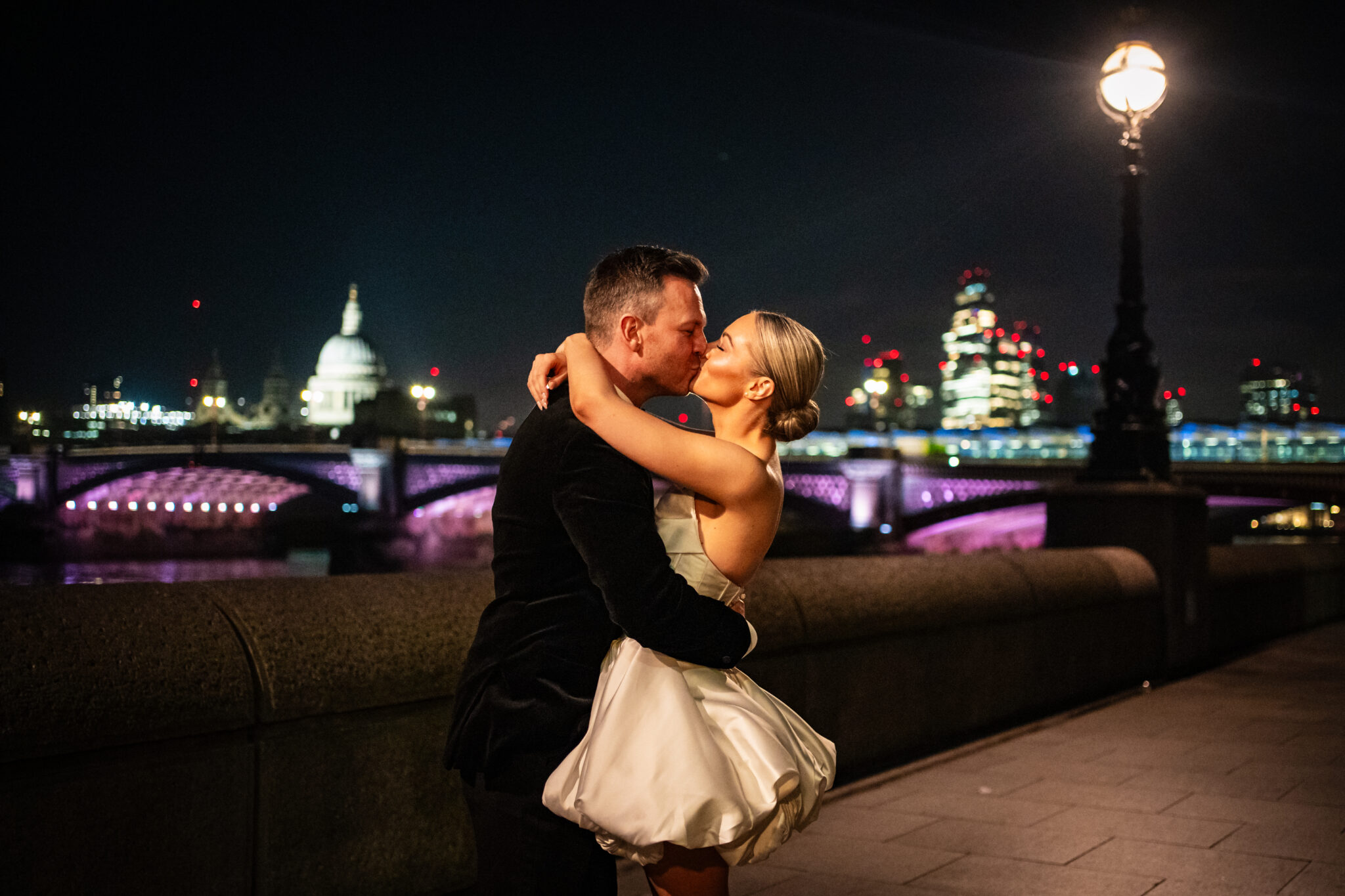 Couple kiss in front of iconic London landmark